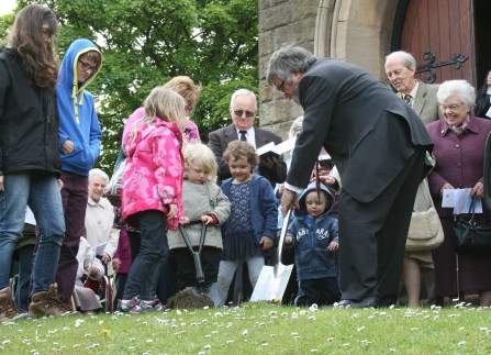 Children at ground breaking